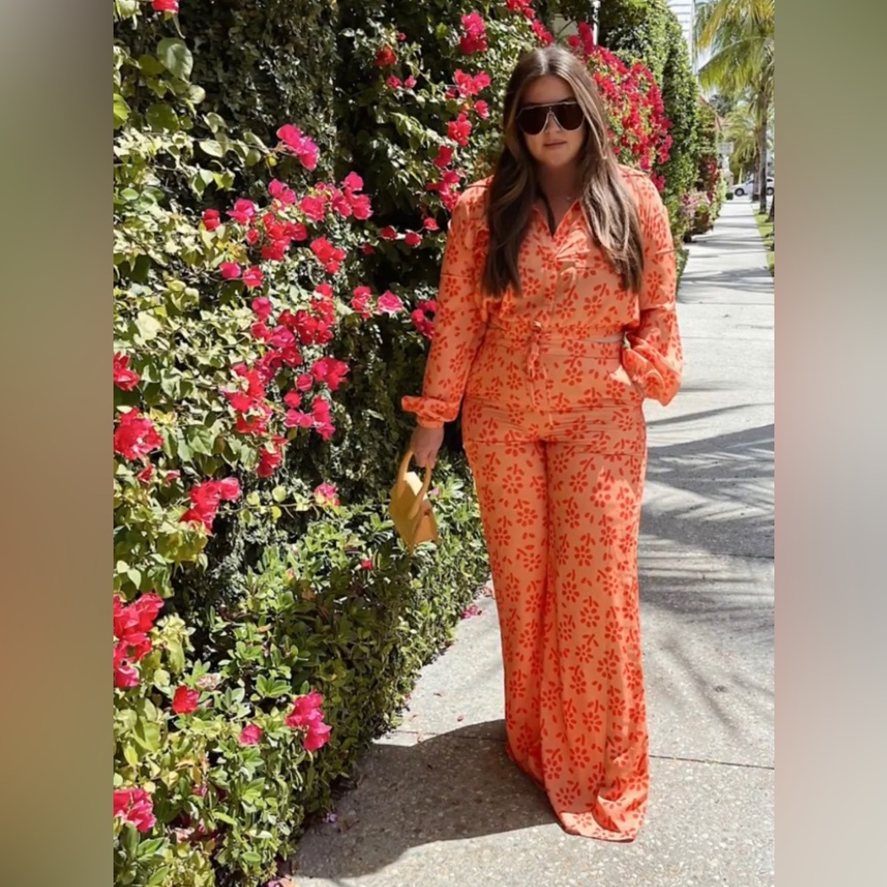 Selling adorable two piece Byegries set.